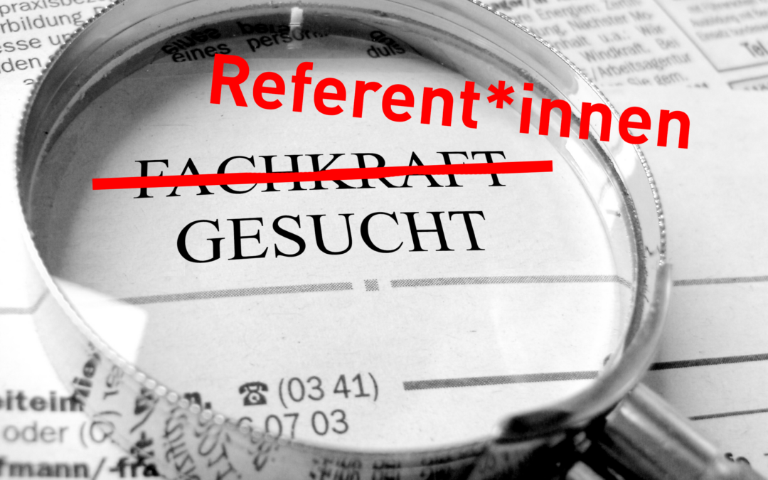 Eine Zeitung mit Stellenazeigen auf der das Wort "Fachkräfte" durchgestrichen ist und "Referent*innen gesucht" werden